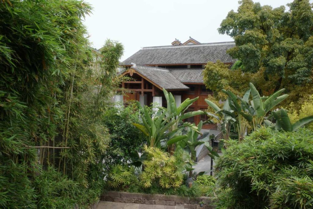 Bild von einem asiatischen Kloster im Grünen Bild von einem asiatischen Kloster im Grünen