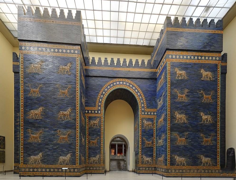 Ischtar-Tor im Museum Bild auf dem das Ischtar-Tor in Berlin zu sehen ist.