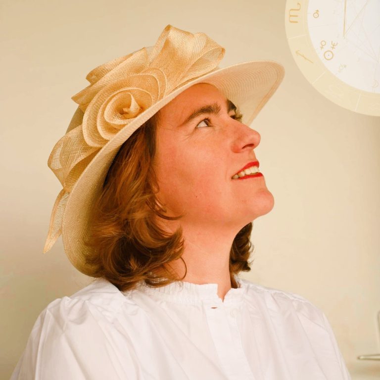 Astrologin Gaby Multhammer Bild der Astrologin Gaby Multhammer, die zum Himmel schaut.