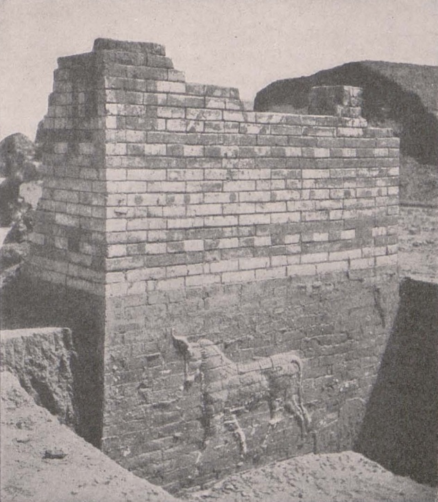 Bild von den Ausgrabungen des Ischtar-Tores, auf dem ein Teil der Stadt-Mauer mit glasierten Ziegeln zu sehen ist (Schwarz-Weiß-Aufnahme)
